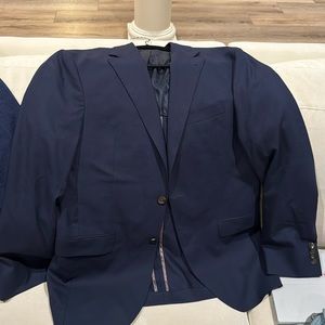 Like new. Jack Victor $700 regular . Size 40 R. 2 button 2 pocket. Navy .